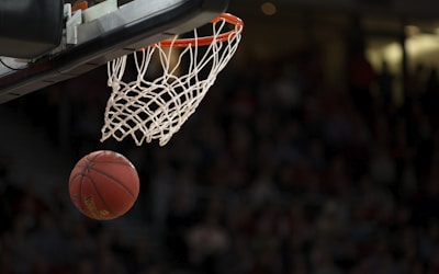 美国职业篮球联赛NBA比赛画面，球员扣篮